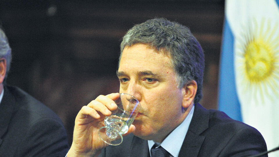Nicolás Dujovne, ministro de Hacienda, enfrenta un déficit de cuenta corriente de 22 mil millones de dólares.