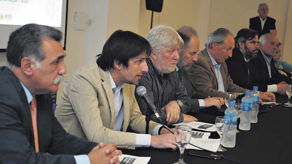 Los responsables del nuevo Observatorio de Tarifas durante el lanzamiento en la Universidad Metropolitana para la Educación y el Trabajo.