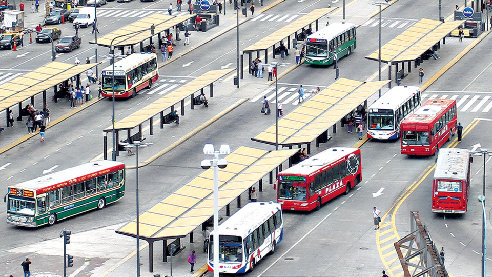 El Gobierno evalúa que quienes realicen más de un viaje por día paguen tarifas decrecientes.