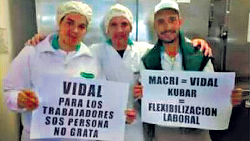 Trabajadores de La Serenísima se fotografiaron con carteles repudiando la presencia de Vidal.