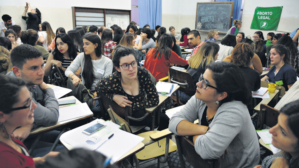 Unos cien estudiantes de diferentes carreras asistieron a la primera clase en el aula de Histología.