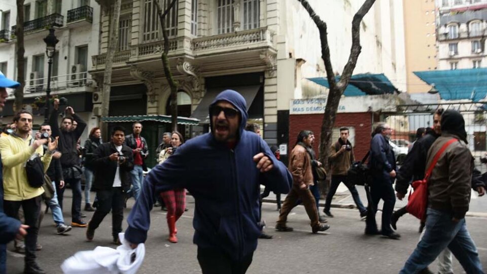 O homem que assaltou os fotógrafos e quebrou a câmera C5N.