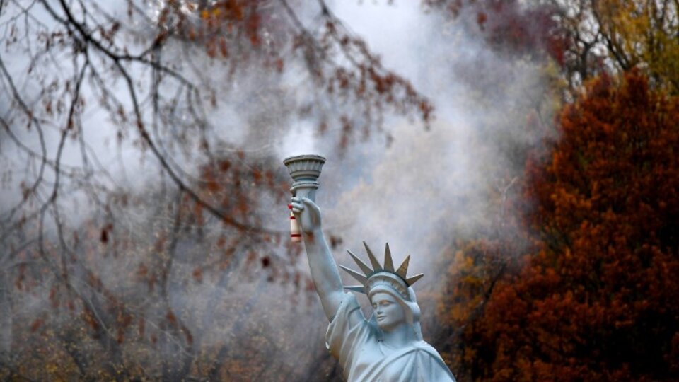 Una réplica de la estatua de la libertad emitiendo humo por la antorcha, creada por el artista danés Jens Galshiot y montada en el parque Rheinaue durante la COP 23.