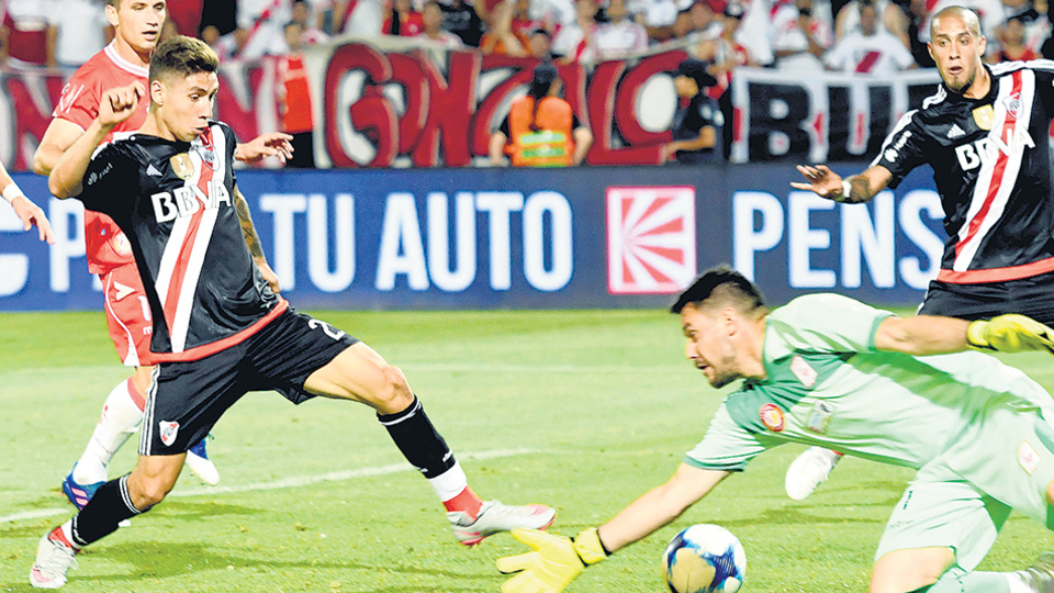 Maidana aparece en el fondo la escena y se prepara para definir por el segundo palo.