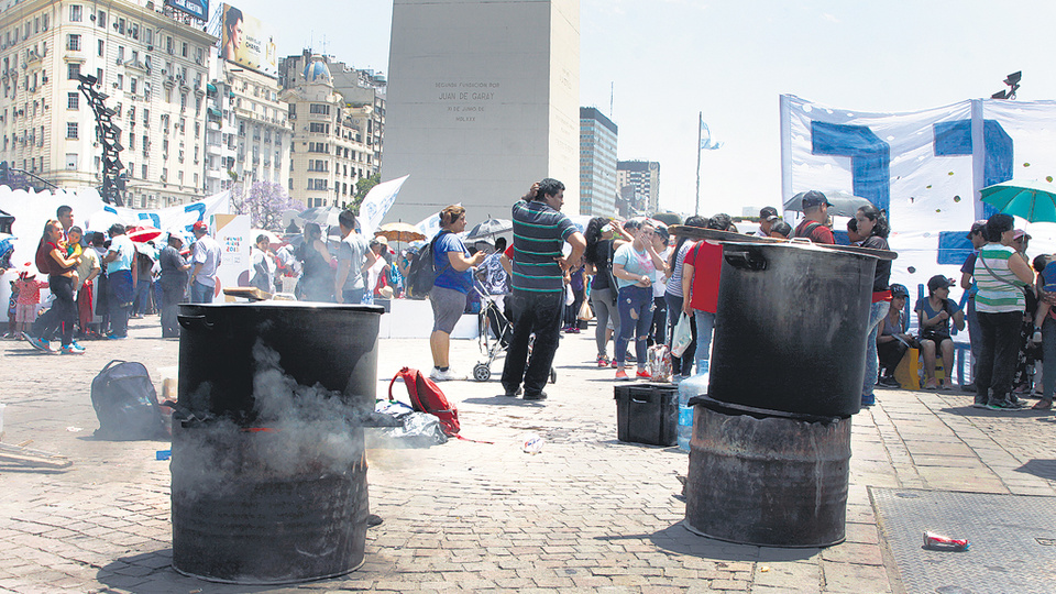 La actividad arrancó a las 7 en el Obelisco y a las 11 instalaron ollas populares en diversos puntos.