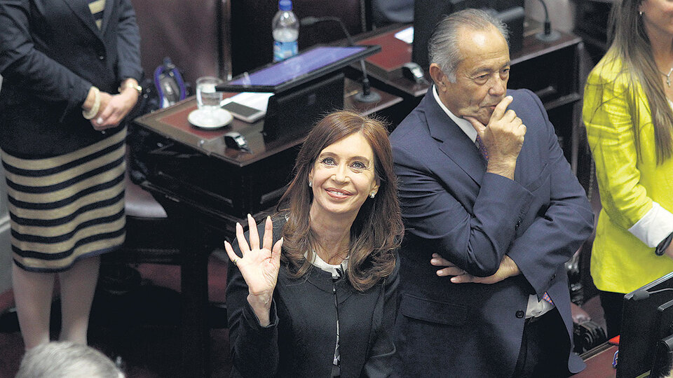 Cristina Kirchner recibió el aliento de dirigentes y simpatizantes desde los palcos.