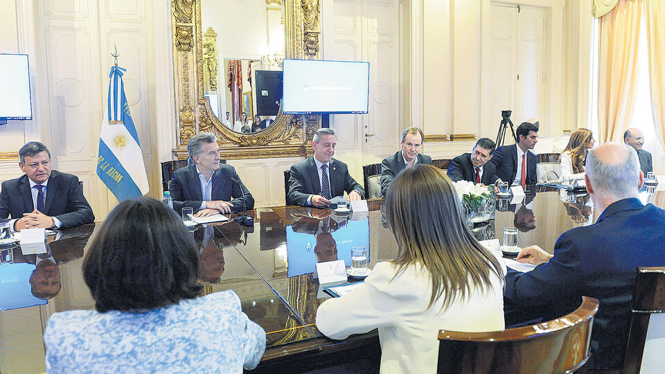 Mauricio Macri y parte de su gabinete con los gobernadores, en la reunión del último jueves.