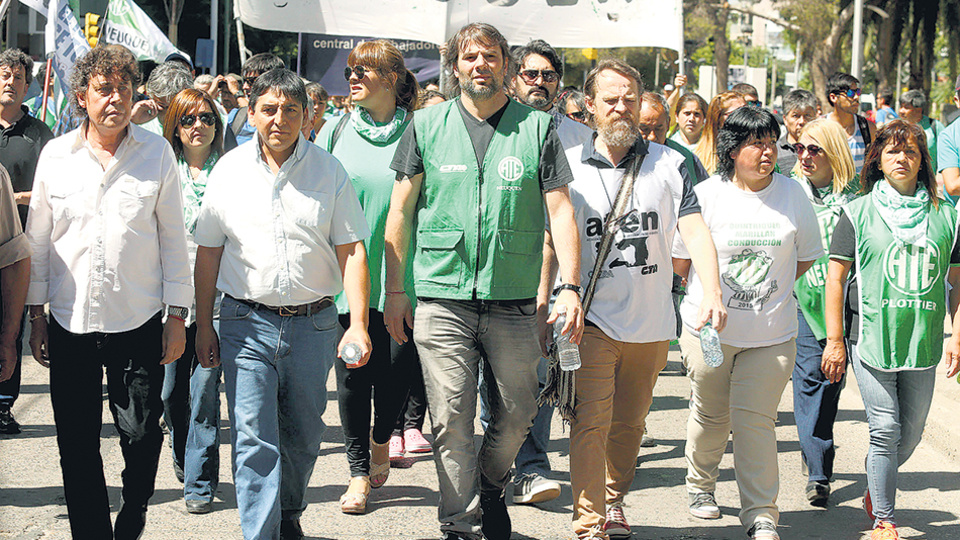 Los estatales de ATE y Pablo Micheli, de la CTA, participaron ayer de una movilización en Neuquén.