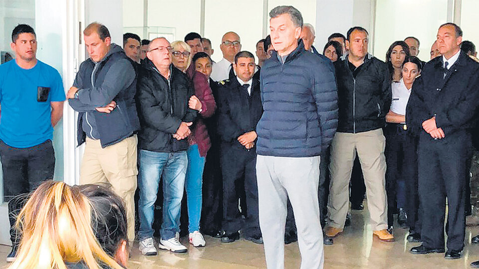 En su encuentro con los familiares de los submarinistas, Macri fue increpado por una madre.