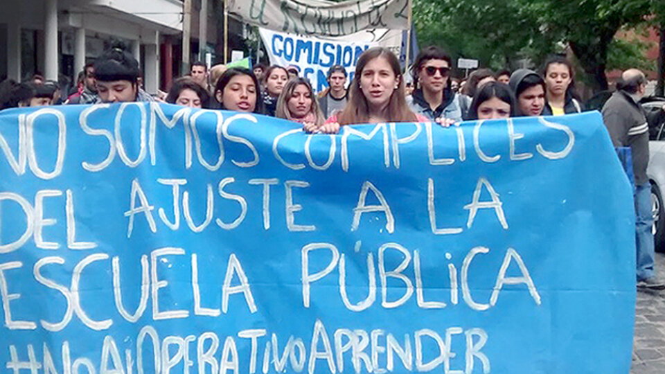 Los gremios docentes denuncian que los pretenden tomar como ejecutores del ajuste a la educación pública.