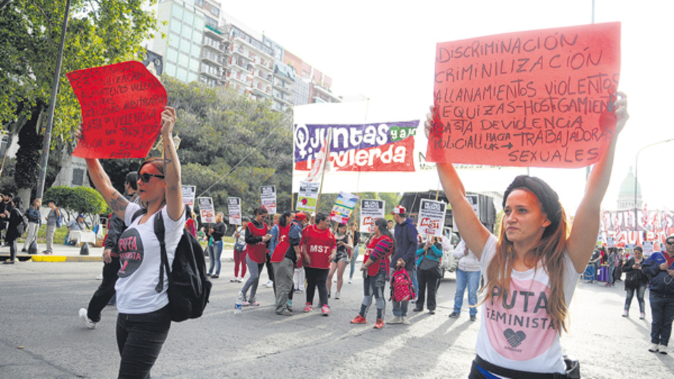 Las consignas se multiplicaron en banderas y carteles.