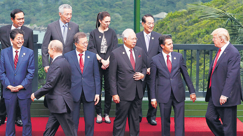 De iz. a der. participaron de la cumbre APEC: Abe, Putin, Jae-in, Rasak, Peña Nieto y Trump, entre otros líderes mundiales.