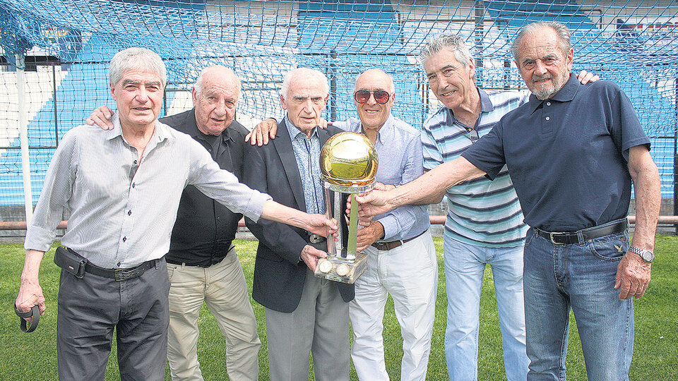 Cárdenas, Maschio, Pizzuti, Rulli, Díaz y Parenti muestran con orgullo la Copa Intercontinental.
