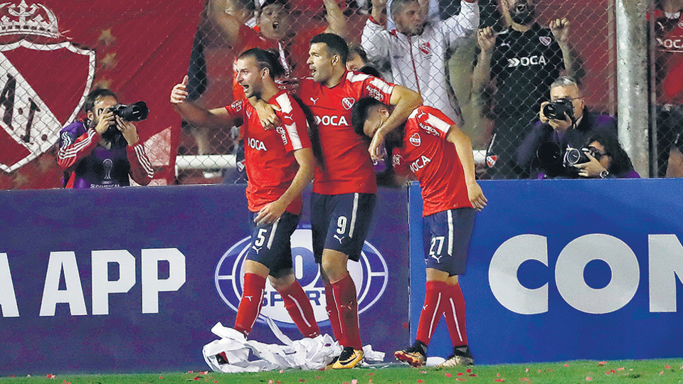 Gigliotti festeja su segundo gol abrazado a Silva, autor del centro que el Puma desvió.