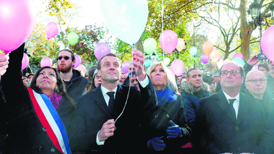 Macron y Hollande participaron del homenaje a las víctimas; éstas piden que el Estado repare lo que sufrieron.