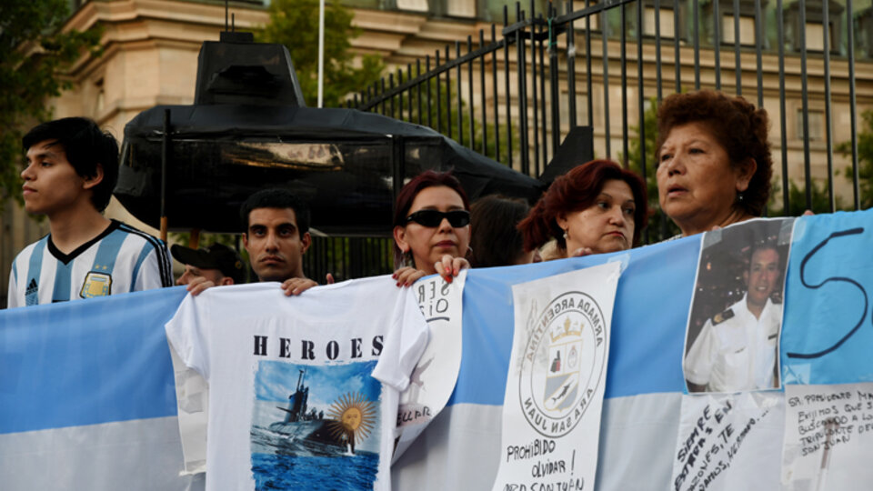 Familiares de los marinos, esta tarde en Plaza de Mayo.