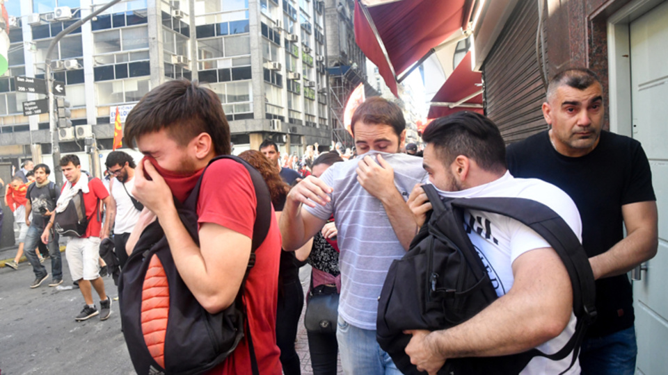 La represión se extendió más allá del Congreso con gases y palos.