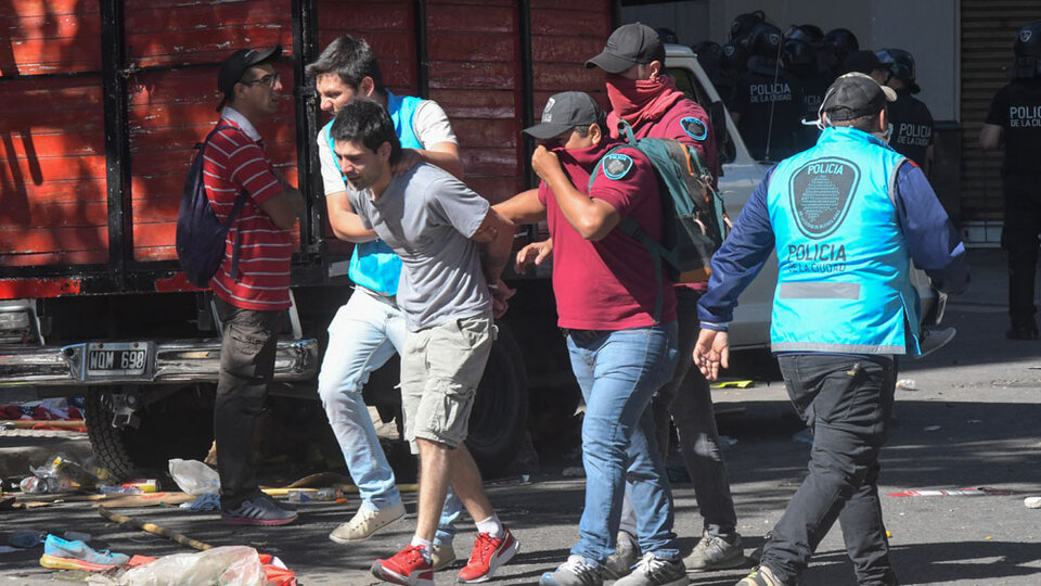 Los incidentes del lunes tuvieron decenas de detenidos y heridos.