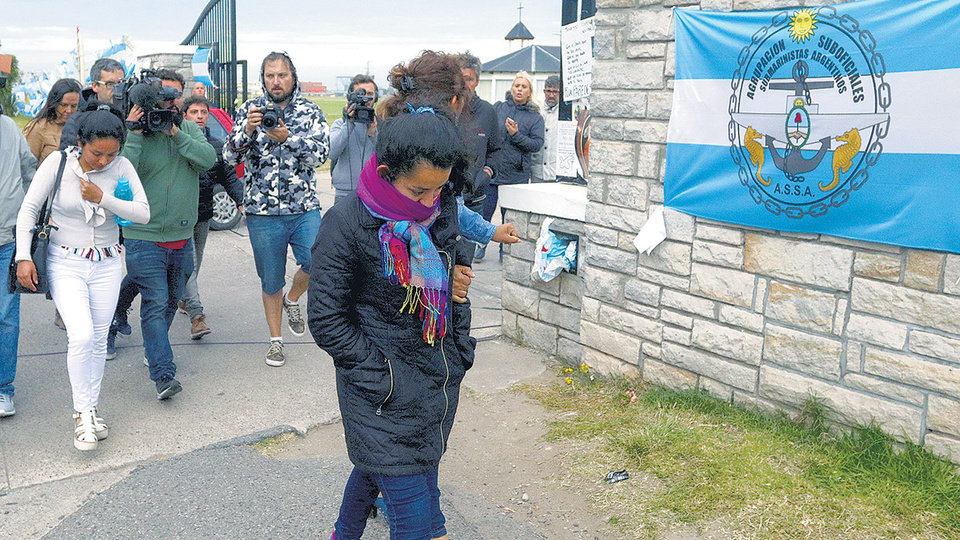 Los pocos familiares que se encuentran en la Base Naval de la Armada fueron los únicos informados de la decisión.