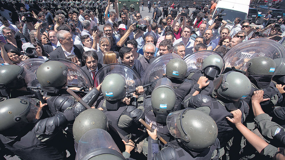 El enorme operativo de seguridad incluyó balas de goma, gases lacrimógenos y camiones hidrantes que apuntaron a los manifestantes.