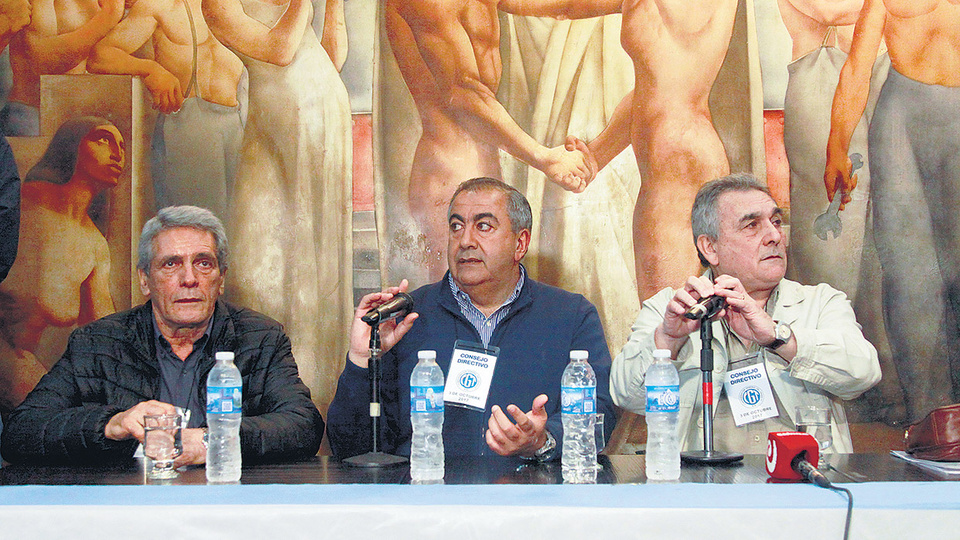 Los triunviros de la CGT, Carlos Acuña, Héctor Daer y Juan Carlos Schmid informaron ayer el llamado al paro general.