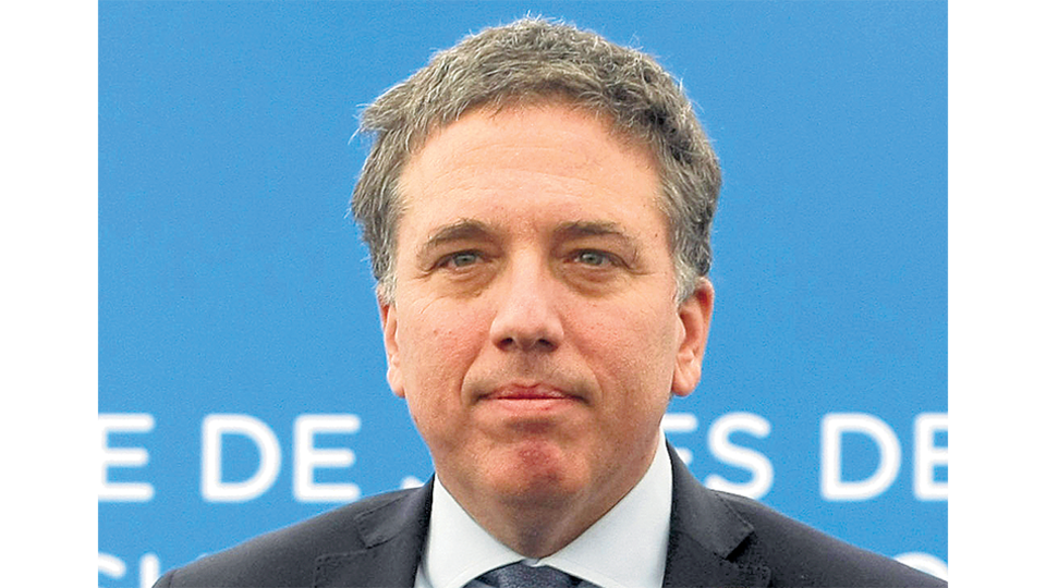 Nicolás Dujovne hace las cuentas del ajuste fiscal.