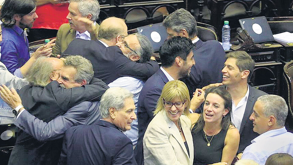 Los diputados de la oposición festejaron unidos el fracaso de la sesión del miércoles.