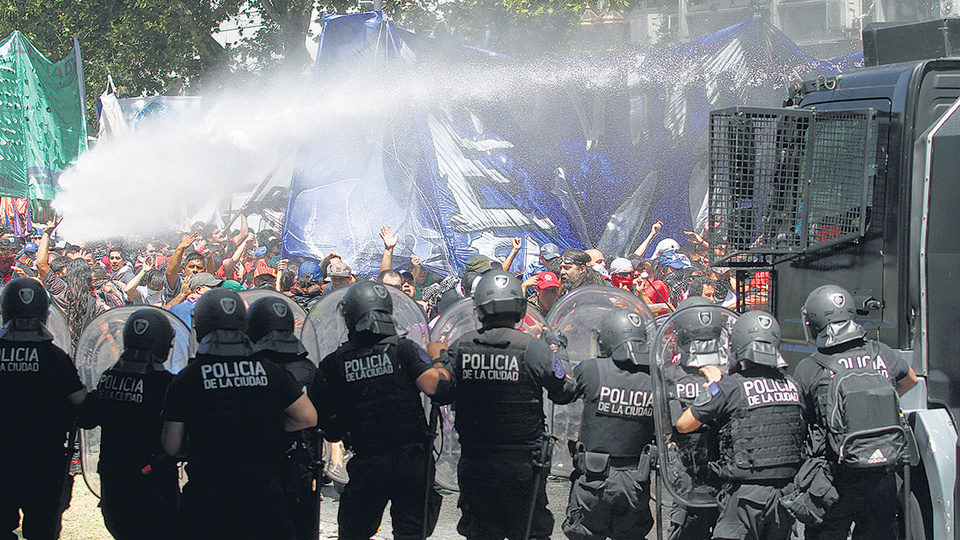 La represión policial provocó decenas de heridos durante las manifestaciones contra la reforma previsional.