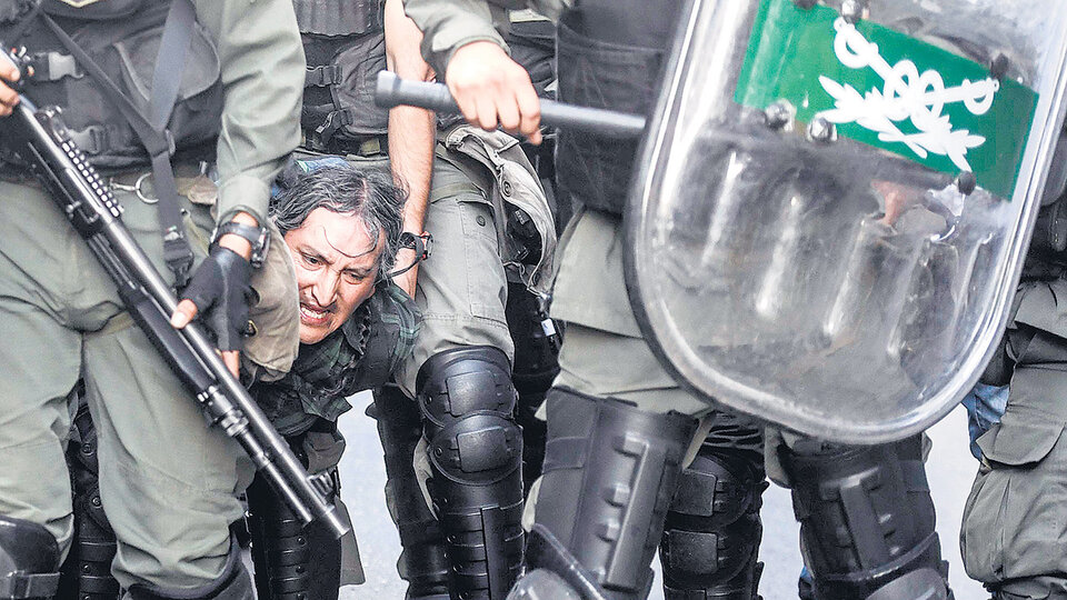 Fue evidente que la orden era no dejar que los manifestantes llegaran al Congreso y la represión empezó no bien llegaron a las vallas.