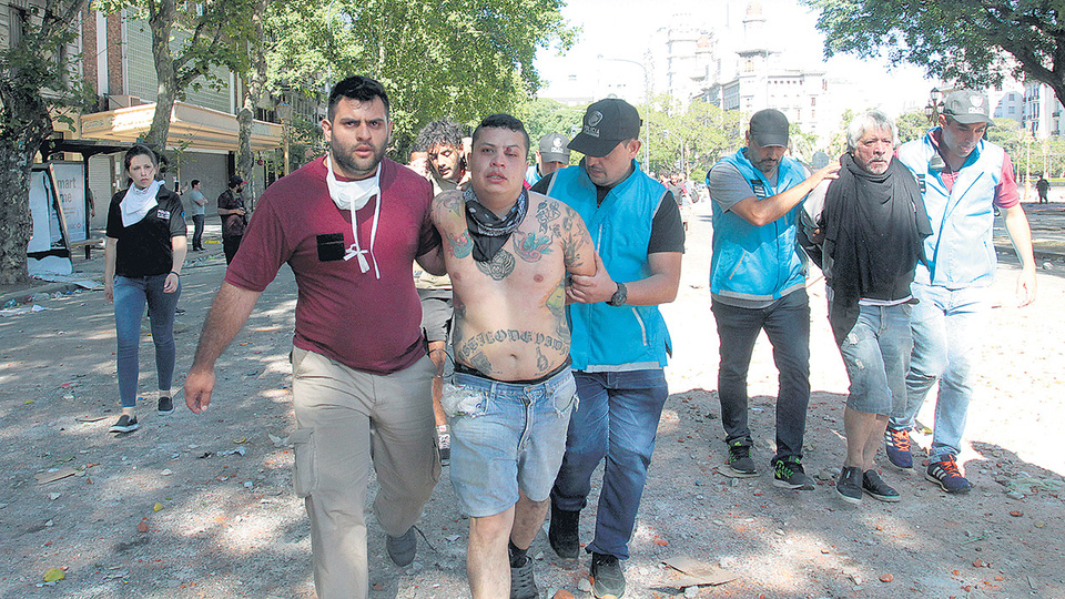 Las fotos mostraron a policías de civil realizando detenciones de los manifestantes.