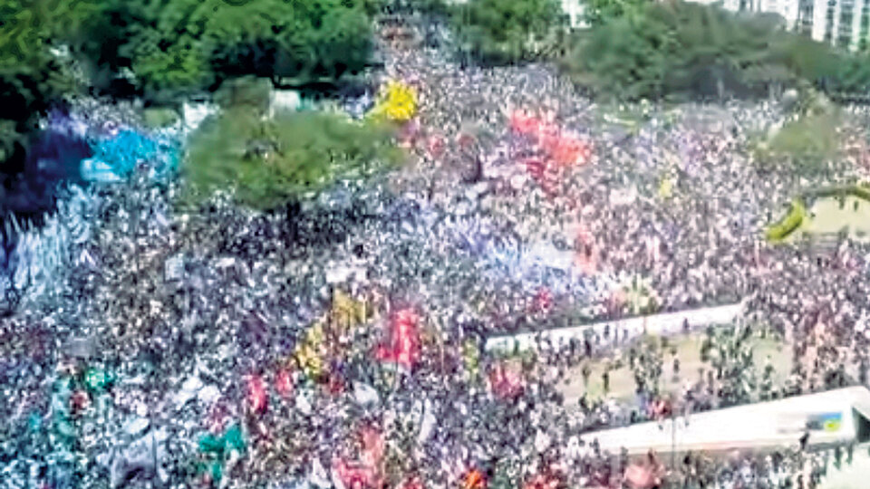 Los miles y miles de personas que se manifestaron casi no fueron mostradas por los canales de TV, que se concentraron en los incidentes.