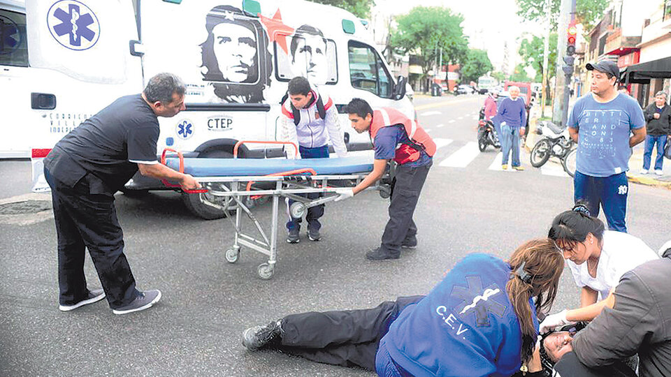 Una de las ambulancias del Centro de Emergencias Villeras asistiendo a un paciente.