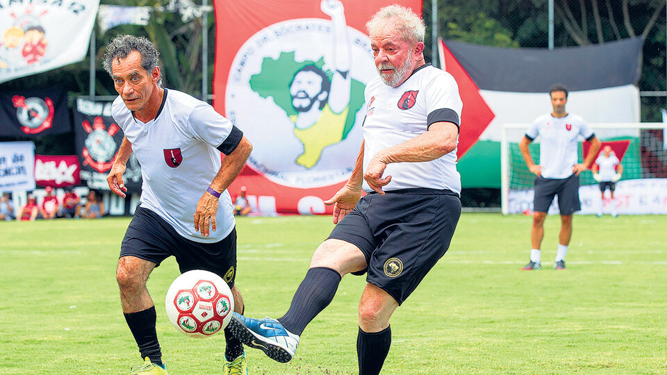 Lula participa del partido-homenaje a Sócrates en Guararema, estado de San Pablo.