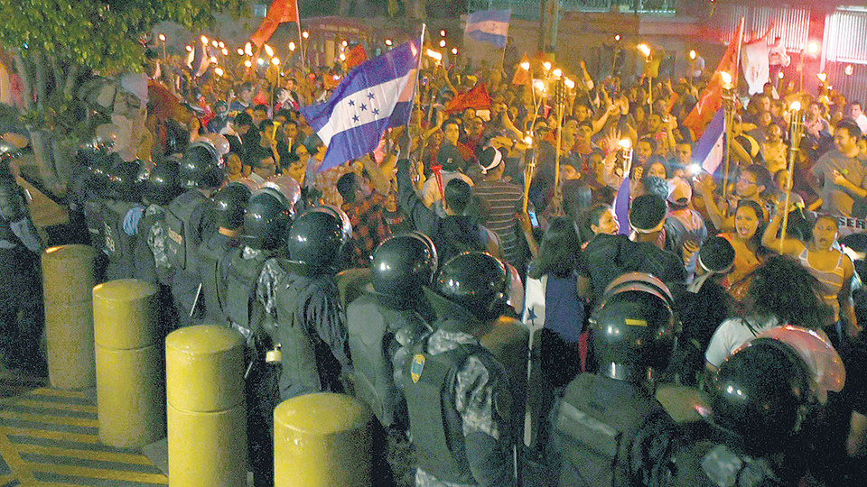 Simpatizantes de Nasralla protestan frente a la embajada estadounidense en Tegucigalpa.