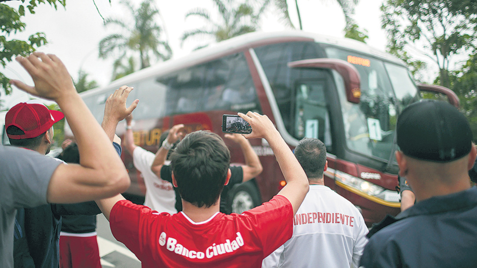 En su llegada a Río, el plantel de Independiente fue recibido por una gran cantidad de hinchas.