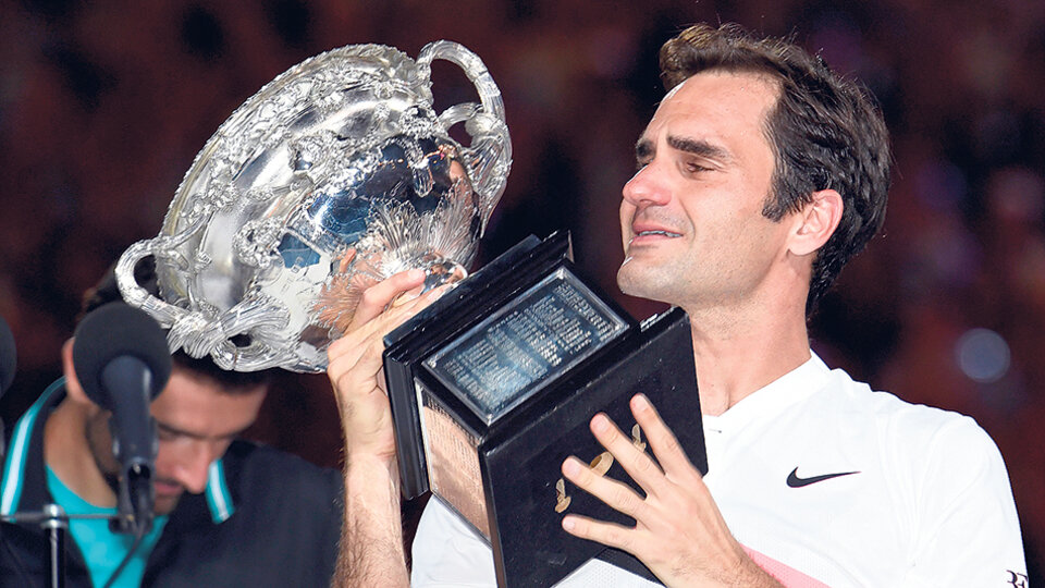 Roger Federer, con lágrimas en los ojos, y su sexto título de Australia, segundo consecutivo.