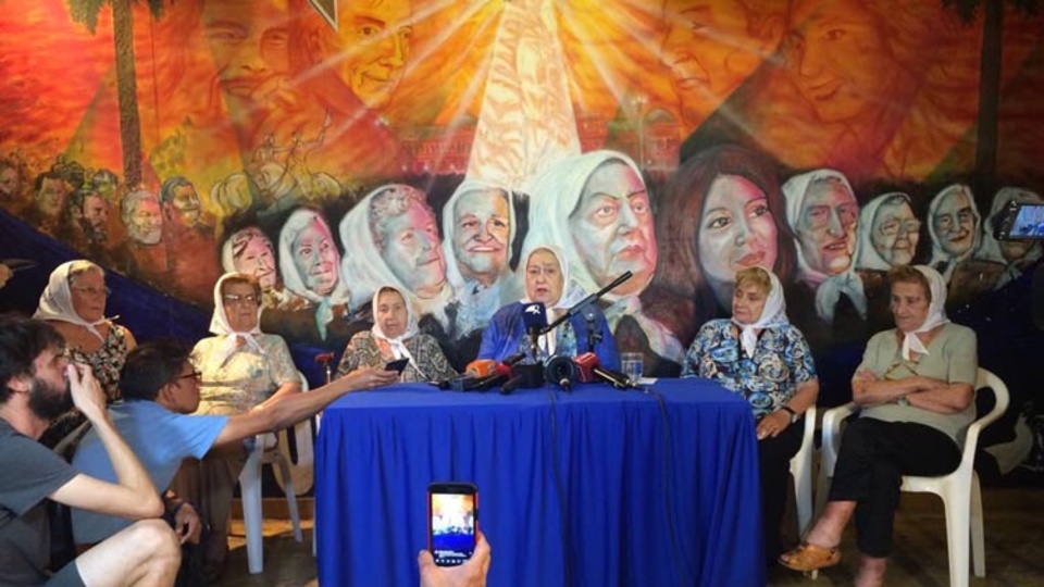 “Vienen a buscar el archivo, los cuadros, los regalos, no para quedárselos, para destruirlos”, dijo Bonafini.