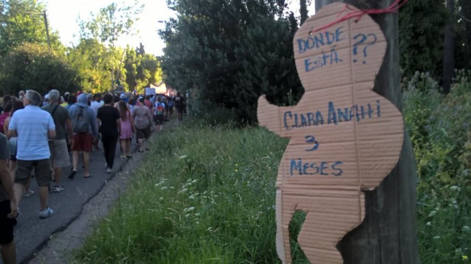 Una de las siluetas en el Bosque Peralta Ramos se pregunta por Clara Anahí, la nieta de Chicha Mariani.