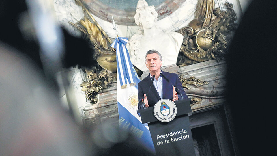 El presidente Mauricio Macri adelantó en la Casa Rosada que los funcionarios no tendrán aumento este año.