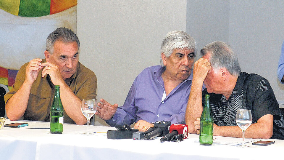 Juan Carlos Schmid, Hugo Moyano y Luis Barrionuevo, reunidos ayer en la sede de los gastronómicos en la costa atlántica.