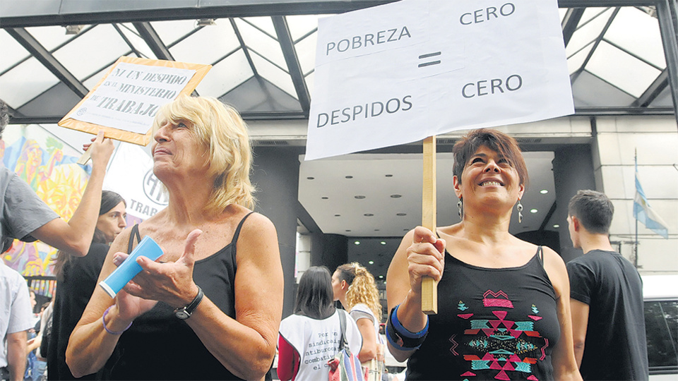Los que se mantienen en el Estado en situación precaria perciben que pueden correr pronto el destino de sus ex compañeros.