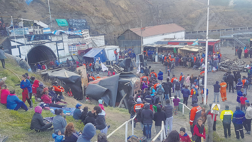 Ante los despidos, en la cuenca carbonífera se declararon en estado de asamblea comunitaria permanente.
