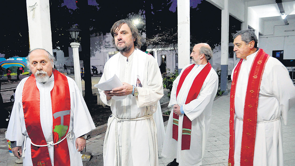 “Los muros y las grietas comienzan en la mirada de creerse distinto, de no reconocerse iguales”, dijeron los curas.