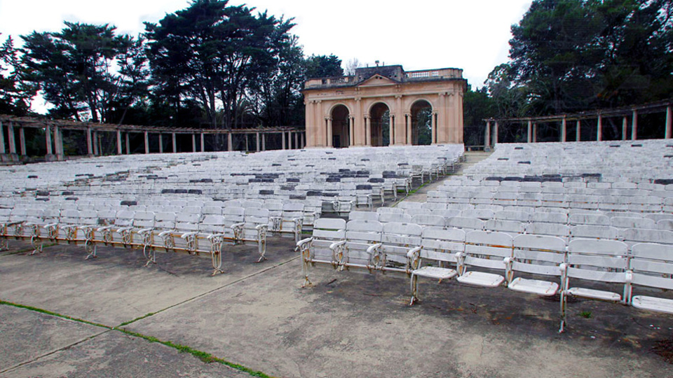 El anfiteatro "Martín Fierro" está ubicado en el Bosque de la ciudad de La Plata.