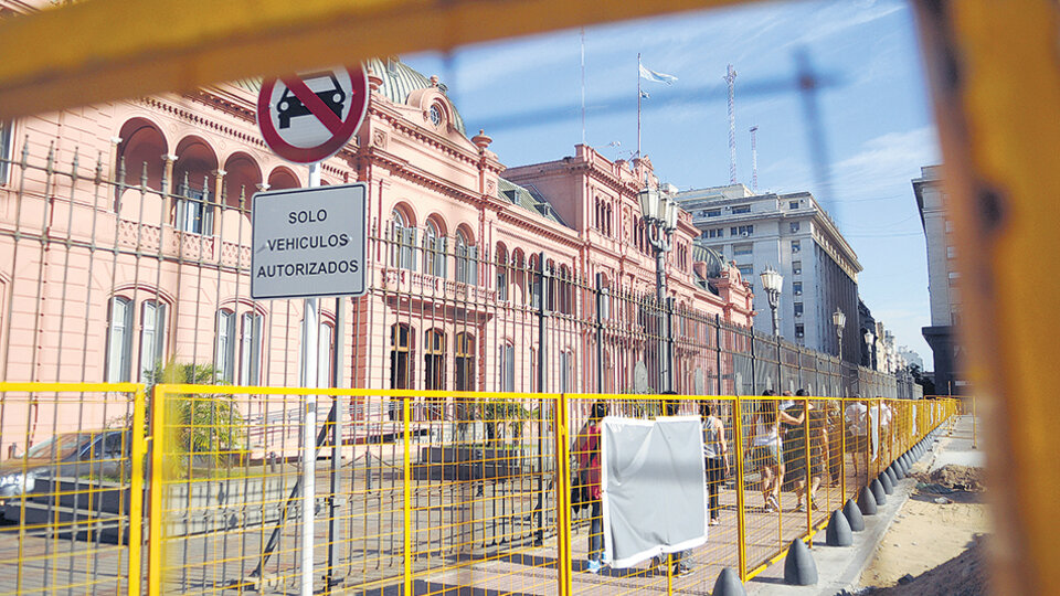 Con las obras en Plaza de Mayo buscan dar homogeneidad con otras plazas en lugar de respetar sus características propias.