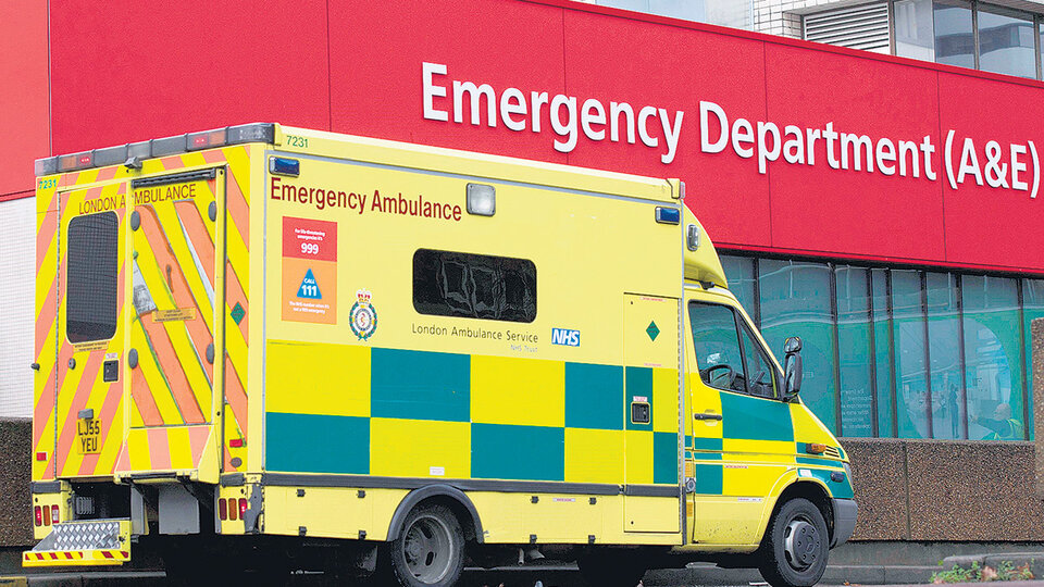 “Los pacientes mueren esperando ambulancias que están vacías en los hospitales”, dijo Corbyn.