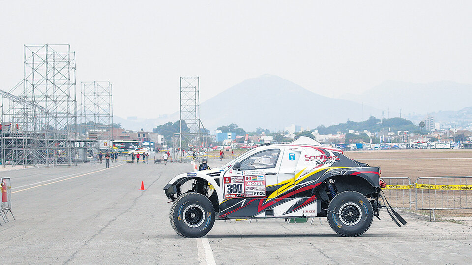 Uno de los autos llega a la zona de verificación técnica en Lima, Perú.