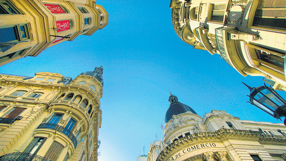 En verano y todo el año la arquitectura clásica se Rosario le pone un marco señorial al Paraná.