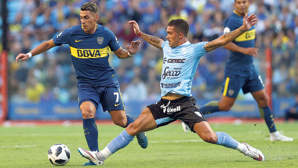 n Pavón supera en velocidad a su marcador, mientras Cardona palpita el desenlace de la maniobra.