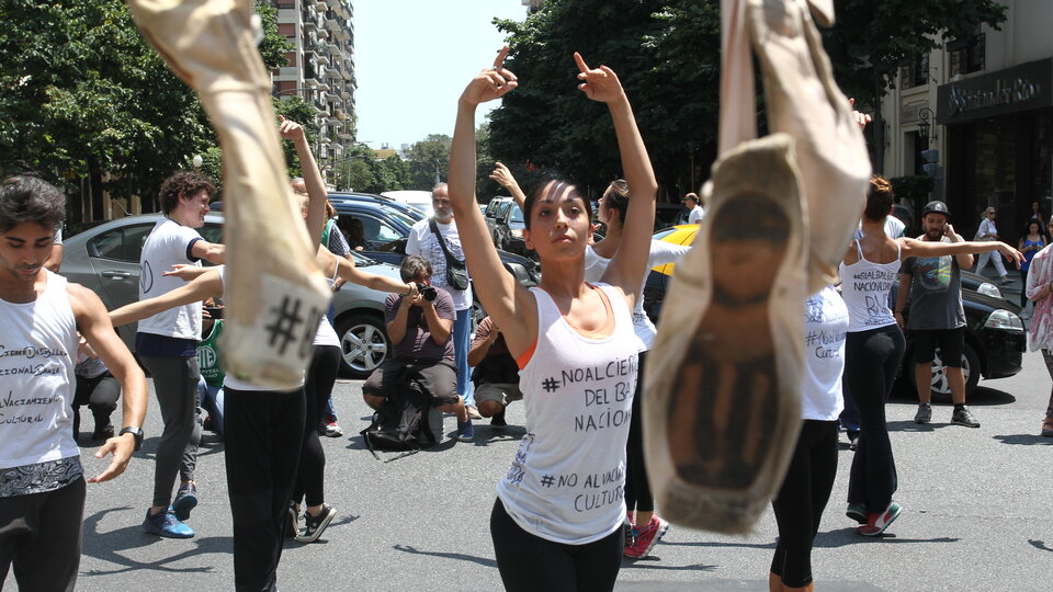 En Alvear y Callao, los bailarines manifestaron su &amp;quot;angustia&amp;quot; frente al cierre del BND.